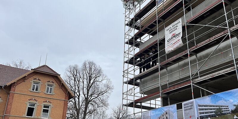 Links das denkmalgeschützte Gebäude, rechts der Neubau mit vier Stockwerken