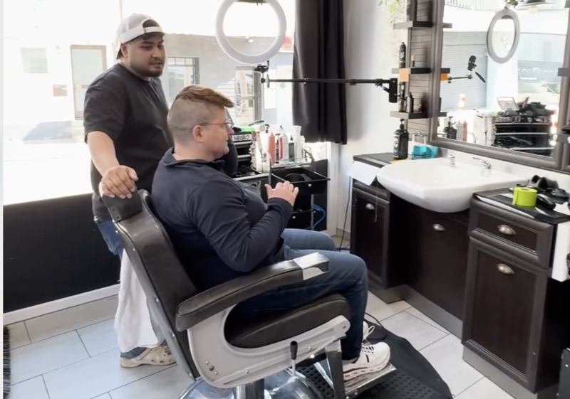 Ja, auch zur*m Friseur*in begleiten gehört dazu.